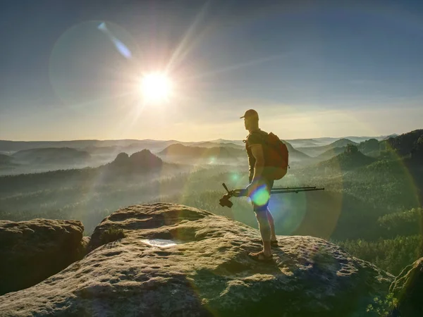 Fotógrafo a tirar fotografias de natureza de viagem. Alto homem. — Fotografia de Stock