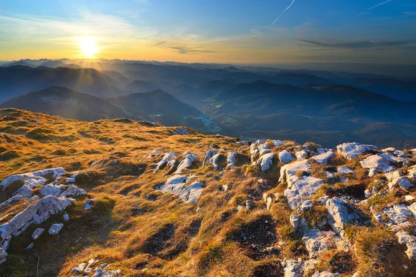 Sommerlandschaft mit scharfen Berggipfeln in den Alpen — Stockfoto