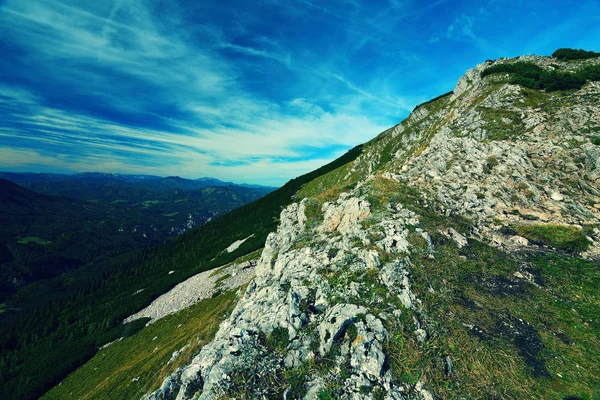 Summer landscape with sharp mountain peaks in Alps — Stock Photo, Image