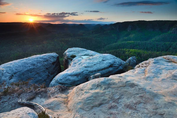 Amanecer azul de primavera, descongelación de la última nieve. Acantilado arenisca — Foto de Stock