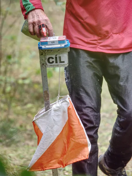 Objetivo. Orienteering Check point Prisma y composter — Foto de Stock