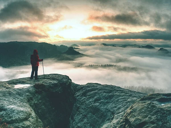 Žena hledící na úsvit horizont z ostrého útesu — Stock fotografie