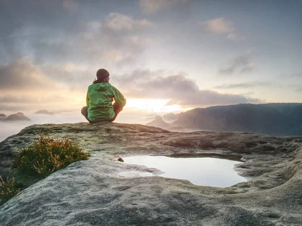 Ung aktiv kvinna med trekking utrustning sitter, avkopplande — Stockfoto