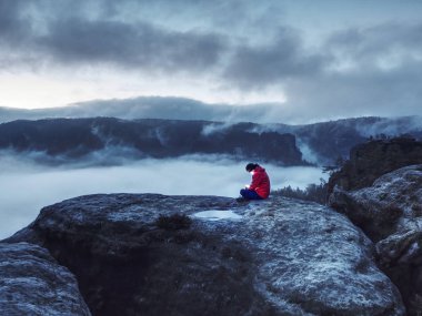 Kadın zirvede elinde flaş ampulle oturuyor. Kız bekliyor.
