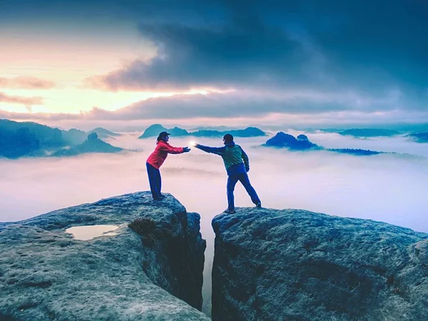 Frauen sparen Licht. Sie legte dem Mann eine leuchtende Laterne in die Hand — Stockfoto