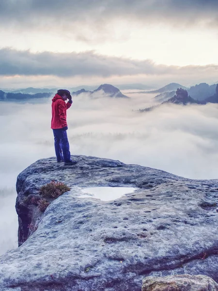 Vrouw kijkt naar zonsopgang boven Himalaya, mistige bergen — Stockfoto