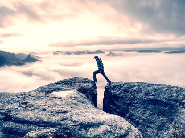 Одинокий турист смотрит на высокие горы и долину — стоковое фото