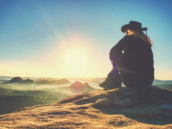 Piuttosto escursionista zaino in spalla seduto sul bordo di picco e godendo della vista — Foto Stock
