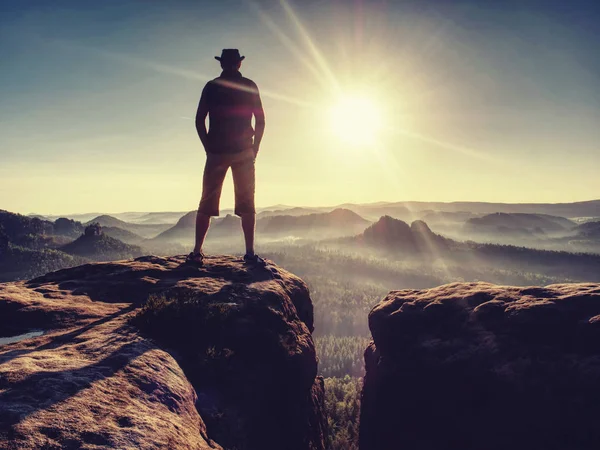 Cowboy stile escursionista uomo sulla scogliera del parco sta guardando oltre gamma — Foto Stock