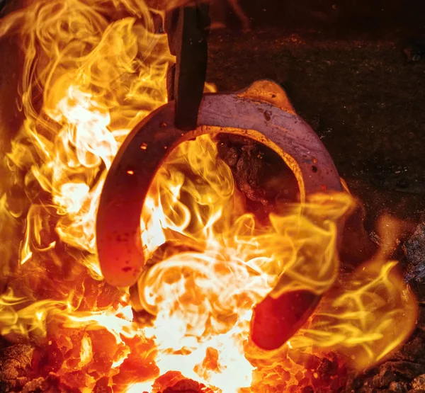 Verwarming proces van metalen staaf op hete kolen — Stockfoto