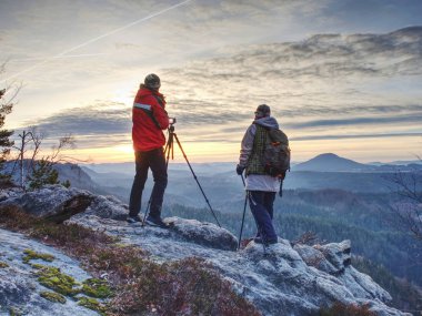 Kameralı ve tripodlu iki fotoğrafçı yolda kalsın. 