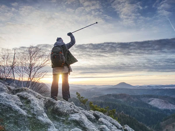 A mulher atingiu o pico do monte. Menina usa mochila e óculos de sol — Fotografia de Stock