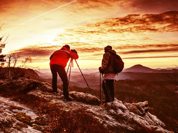 Dva fotografové divoké zvěře na stativu se zářivou kamerou — Stock fotografie