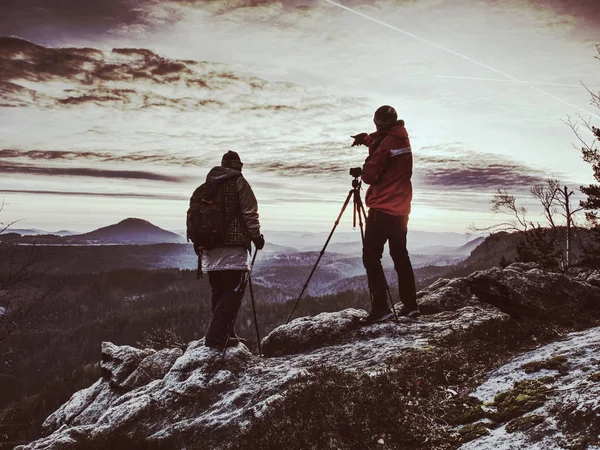 Pareja disfrutar de la fotografía en la naturaleza. Fotógrafos de naturaleza — Foto de Stock