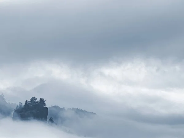 Vue Aérienne Spectaculaire Des Silhouettes Vallonnées Des Vallées Brumeuses Misty — Photo