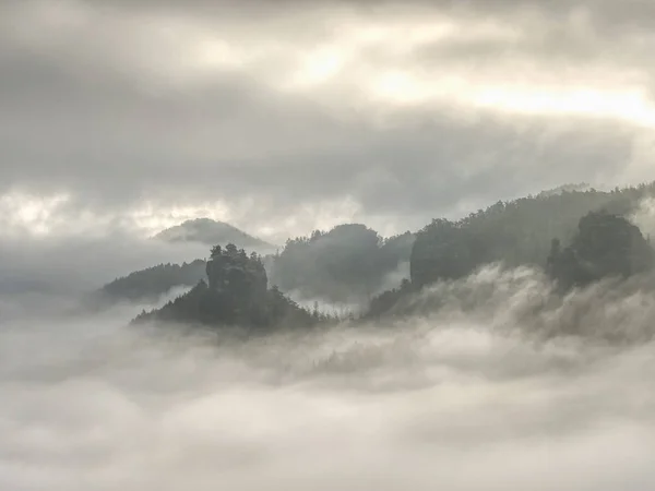 Espectacular Vista Aérea Siluetas Montañosas Valles Brumosos Misty Despertar Hermoso —  Fotos de Stock