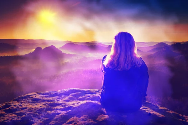 Длинные волосы женщина турист расслабляется над склоном холма смотреть хороший восход солнца — стоковое фото