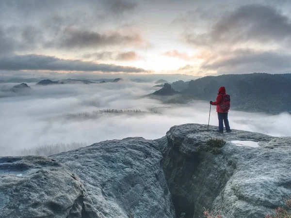 Herfst wandeling in mistige rotsachtige bergen voor harde avonturier — Stockfoto