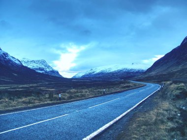 İskoçya Dağları manzarası, asfalt yolu
