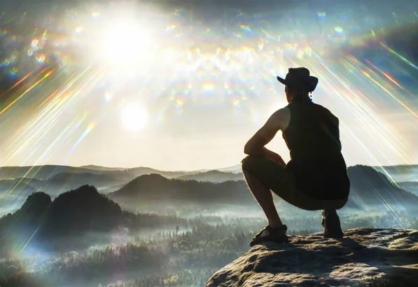 Hombre en la cima de la montaña. Diseño conceptual —  Fotos de Stock