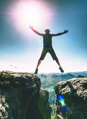 Kişisel meydan okuma, risk ve özgürlük. Deli adam atlıyor.