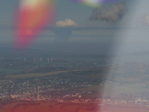 Paesaggio invernale mattutino, nebbia e smog sulla città industriale — Foto Stock