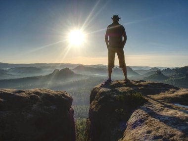Adam dağın ayakta.