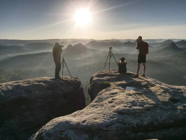 Vista panorâmica de amigos fotógrafos tirar fotos paisagem s — Fotografia de Stock