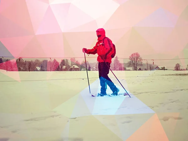 Opname van een freerider sneeuwschoen die de helling oploopt — Stockfoto