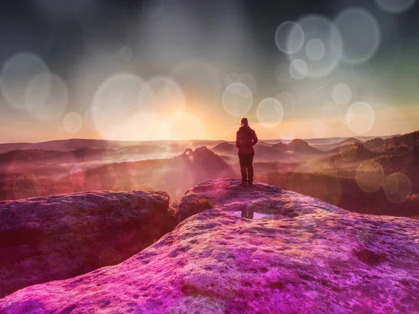 Homem escalada caminhadas explorando silhueta nas montanhas por do sol — Fotografia de Stock