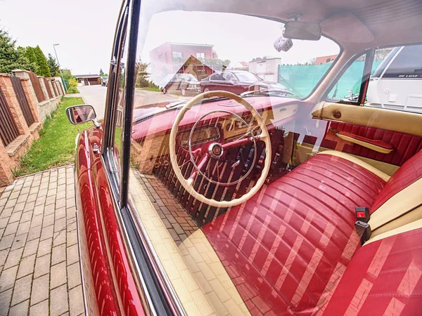 Tatra 2-603, зеркало заднего вида, входная дверь и руль — стоковое фото