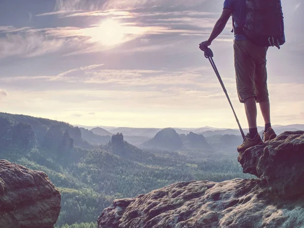 Aproveite a vista incrível do topo do mundo. Caminhante descansar — Fotografia de Stock