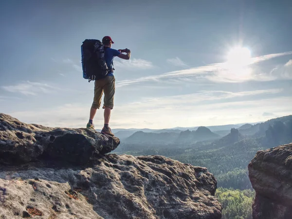 Pěší turisté ruce a telefon, krásné západ slunce ráno — Stock fotografie