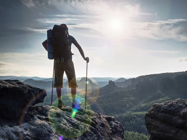 Caminante sostiene bastones de trekking para caminar nórdico y respirar profundamente — Foto de Stock