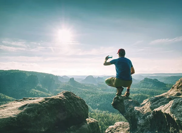 Muž sedět a dívat se na dlouhý kaňon. Turistické sezení — Stock fotografie