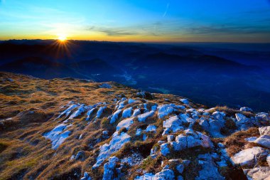 Keskin Alpler zirveleri, insansız kayalar. Alp kayalarının üzerine bak