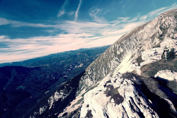 在阿尔卑斯山地面上有石头的落基山脉 — 图库照片