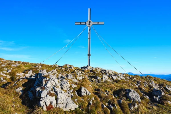 Προσευχή κορυφή σταυρό στο ψηλό βραχώδες βουνό. Καλλιτεχνικός σταυρός — Φωτογραφία Αρχείου