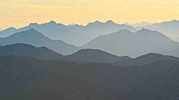 Alpen berg silhouetten en mistige valleien. Mistig ontwaken — Stockfoto