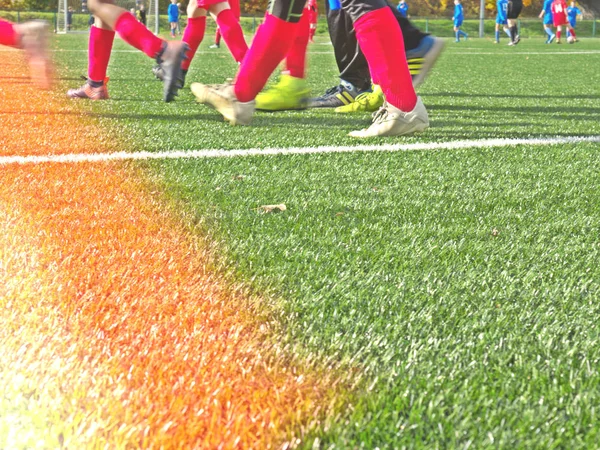 Voetbal of voetbal training kegel op het groene veld — Stockfoto