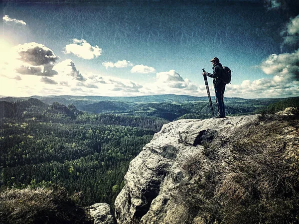 Homem em caminhadas bem sucedidas, silhueta em montanhas — Fotografia de Stock