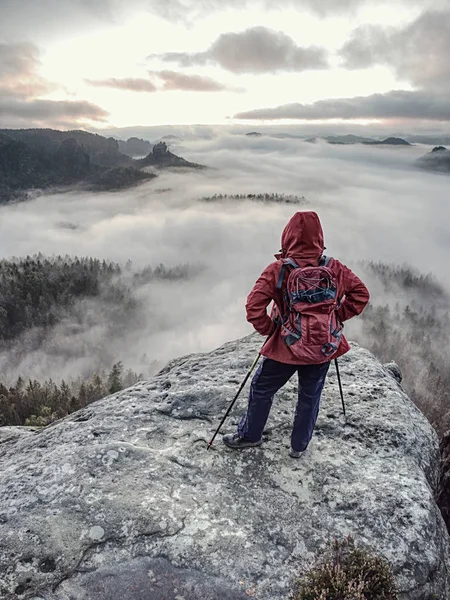 Vrouw op de top van de berg en op zoek naar mistige nergens — Stockfoto