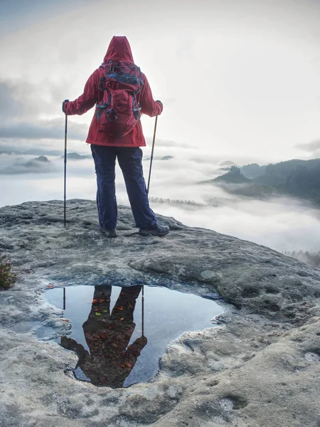 Donna escursionista sul sentiero estremo in rocce godere di una vista incredibile — Foto Stock