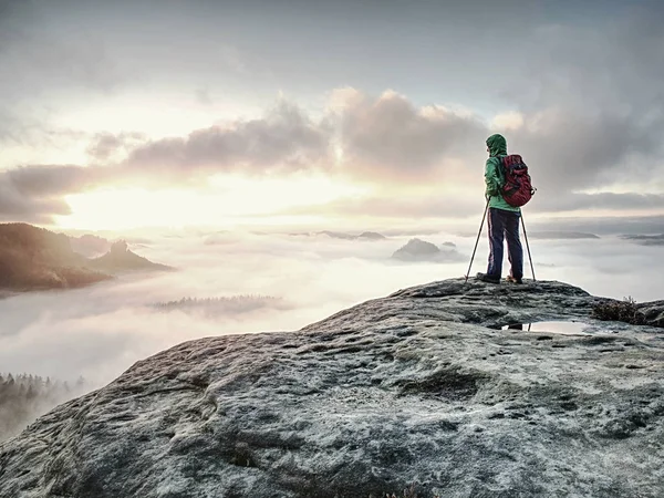 Donna in piedi sulla cima della montagna e cercando di nebbioso da nessuna parte — Foto Stock