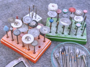 Özel diş aletleri tutucuda yakma ve takma diş cilası matkapları 