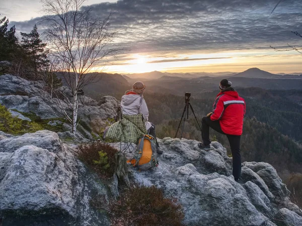 Fotografové v přírodě s velkou kamerou na trojnožce na vrcholu — Stock fotografie