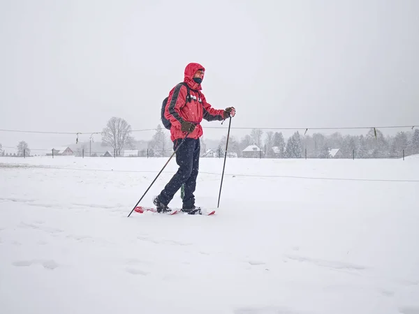Caminante con raquetas de nieve y ropa técnica al aire libre — Foto de Stock