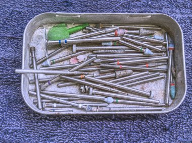 Diş aletleri seti. Öğütücü tekerlekler, koniler, aşındırıcı matkaplar. 