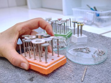 Stomatolojik matkaplar, diş macunları için kesiciler.