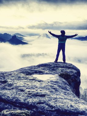 Sonbahar dağlarında yürüyüş yapan mutlu ve aktif bir adam.